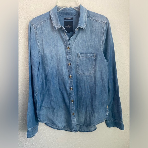 NWOT, American Eagle Boyfriend Fit Chambray Button Up Long Sleeves Shirt Size M - Picture 1 of 14